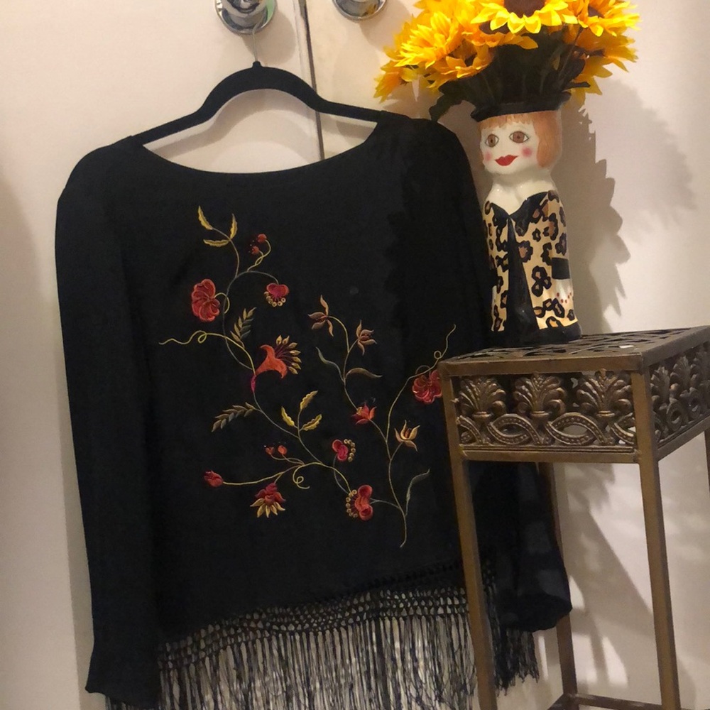 Beautiful vintage, Josephine Chaus embroidered top macramé and fringed hem.